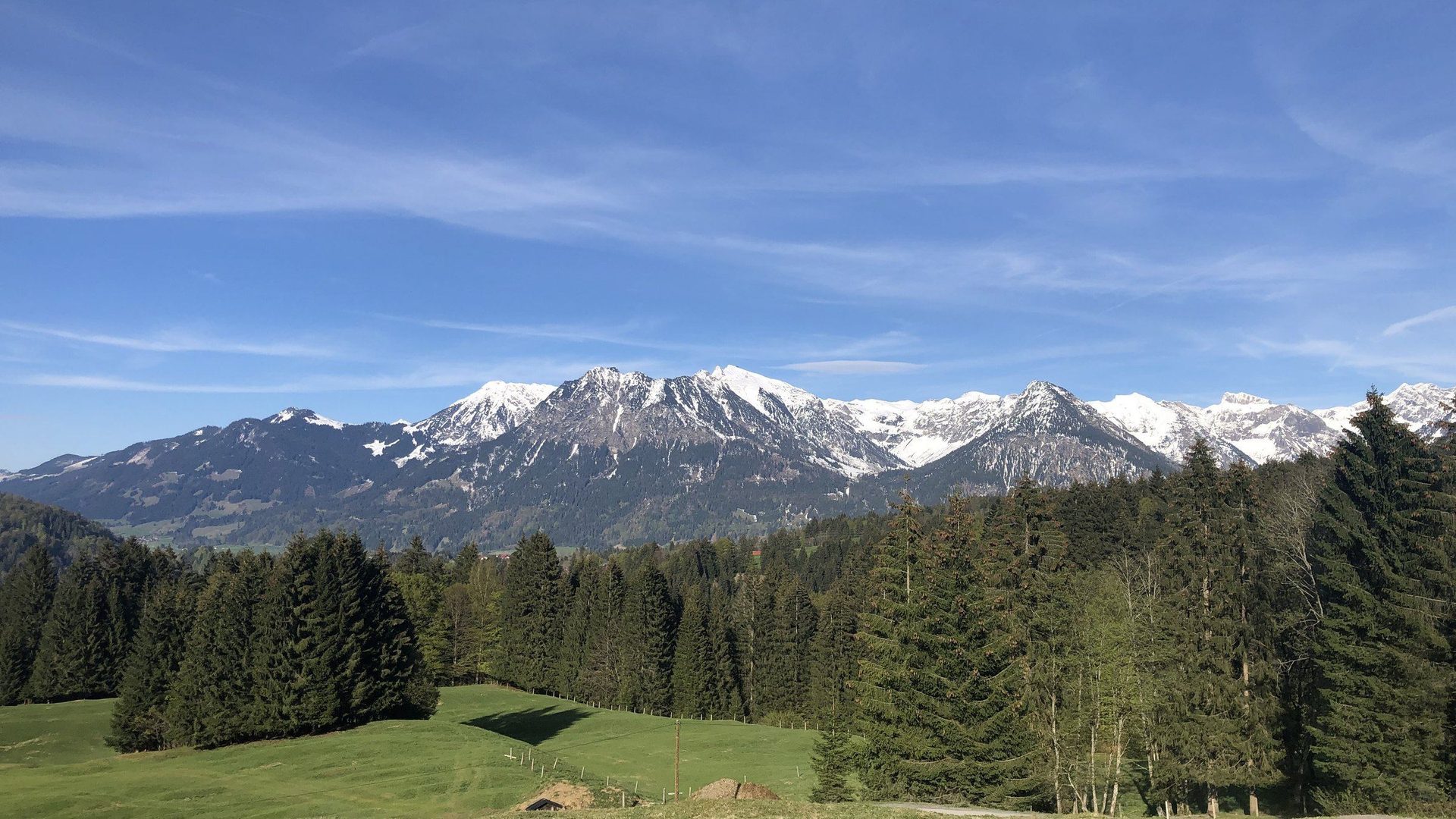 Blick über die Alpe Dornach oberhalb von Oberstdorf auf den verschneiten Hauptkamm.