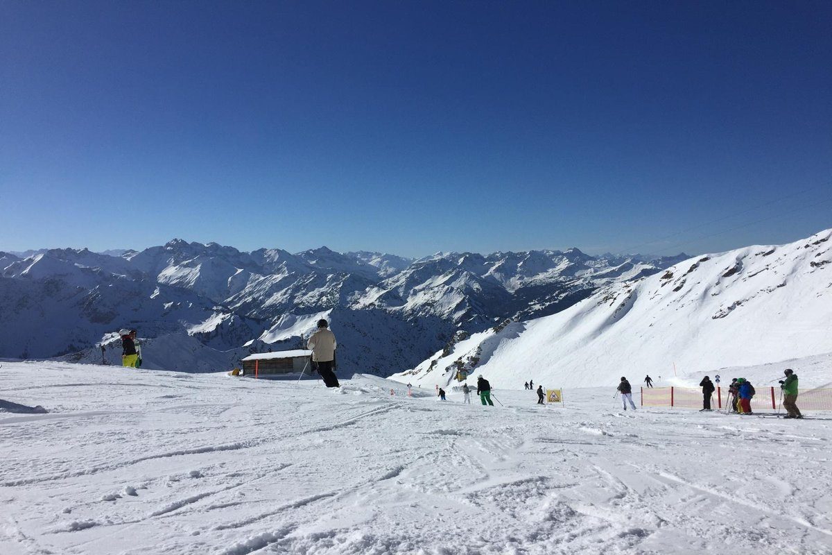 Skifahrer auf einer präparierten Piste am Nebelhorn, Blick auf den Allgäuer Hauptkamm