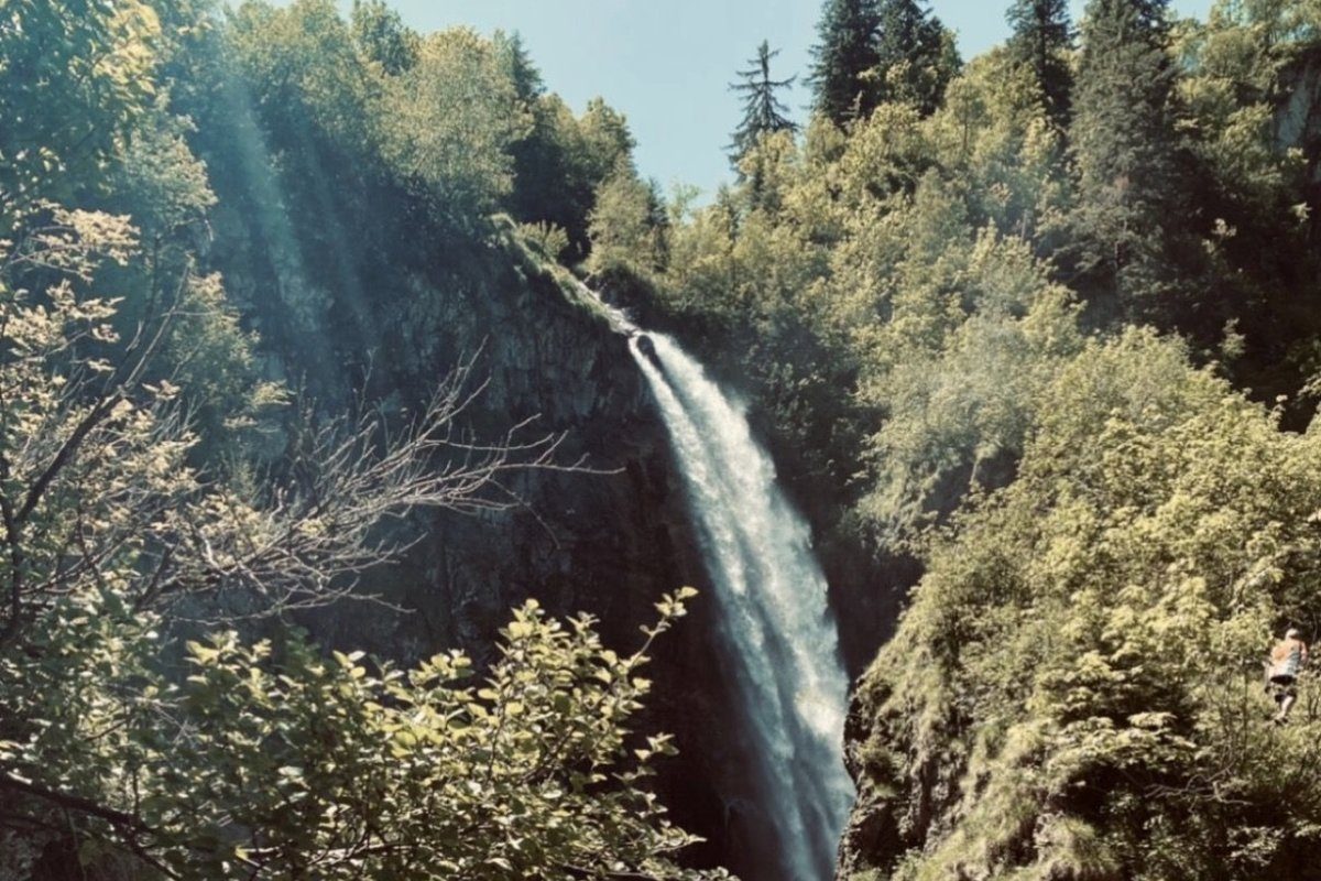 Wasserfall auf dem Aufstieg zur Käseralpe, Sonnenstrahl fällt durchs Blätterdach in die Klamm